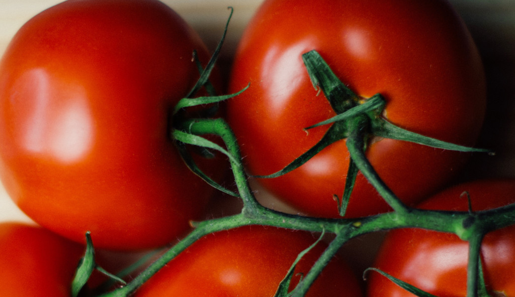 food-wood-tomatoes